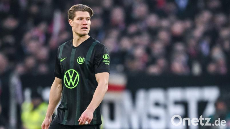 Kevin Behrens (hier im Trikot des VfL Wolfsburg) sorgte bei seinem neuen Club für negative Schlagzeilen. (Archivbild) Bild: Harry Langer/dpa