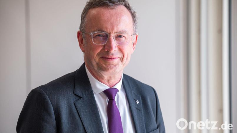 Der Landesbischof wendet sich per Post an Jugendliche in Bayern, die einen Fragebogen zum Wehrdienst von der Bundeswehr bekommen. (Archivbild) Bild: Daniel Vogl/dpa