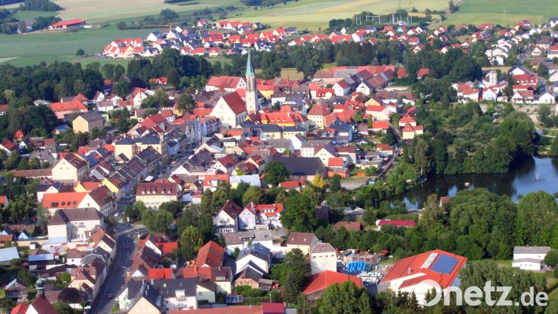 In Kemnath haben die Bürgerinnen und Bürger die Wahl zwischen Roman Schäffler (CSU/CLU) und Daniela Wild (Freie Wähler). Archivbild: stg