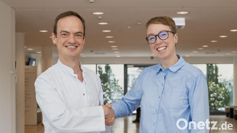 Dr. Simon Rieder (links) wurde am Krankenhaus St. Barbara herzlich von Geschäftsführerin Janina Philipp (rechts) empfangen. Bild: Michael Vogl