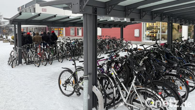 In Amberg soll schon bald ein belebter Ort videoüberwacht werden: Beim Fahrradstellplatz vor dem Bahnhof könnten demnächst Kameras für mehr Sicherheit sorgen. Bild: Petra Hartl