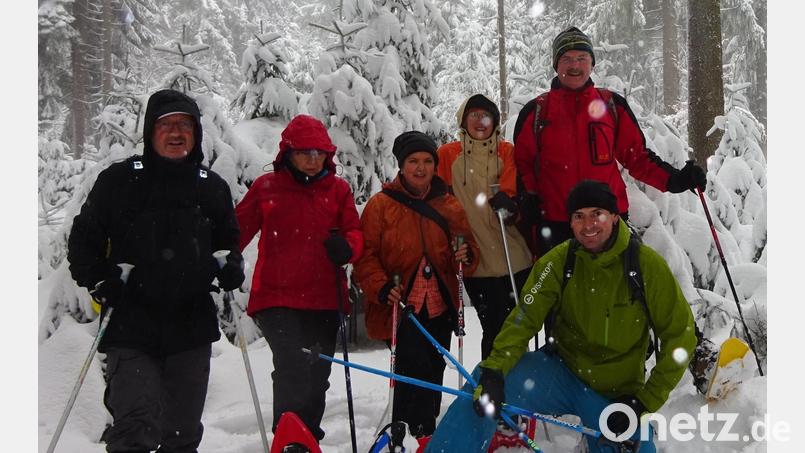 Viele Gruppen hat Markus Prechtl (vorne knieend) schon bei Schneeschuhtouren begleitet. Archivbild: gis