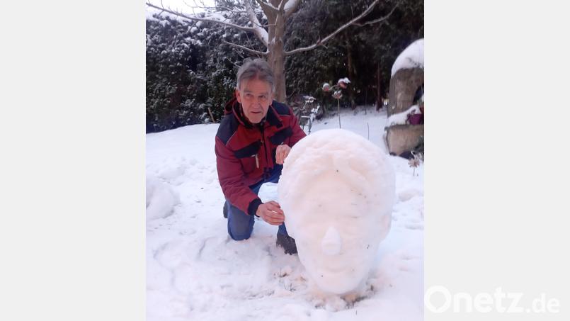 Richard Reger rüstet sich mit einer Maurerkelle aus und mit etwas Schnee und geübten Händen entstehen in kürzester Zeit ausdrucksstarke Figuren. Eine seiner jüngsten Arbeiten ist ein Selbstbildnis – ehrlich, direkt und vergänglich. Bild: Richard Reger/privat