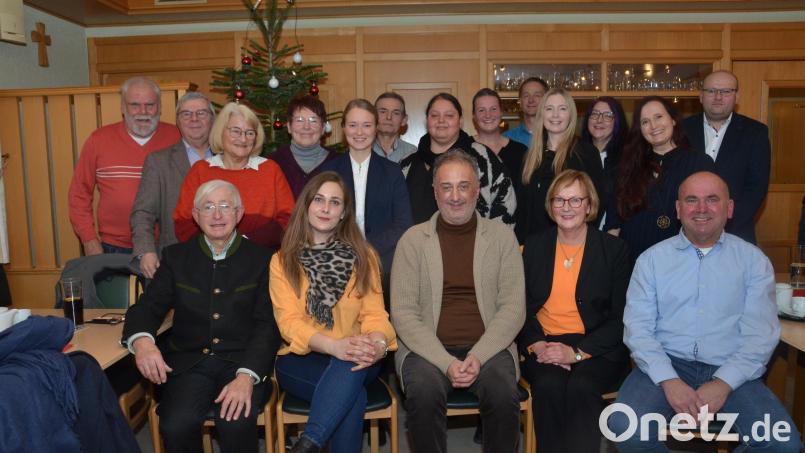 Martin Gleixner (vorne, Mitte) geht erneut für die Freien Wähler und Unabhängigen Wähler (FW-UW) ins Rennen um das Bürgermeisteramt. Er kann auf eine Schar Unterstützer zählen, die sich für ein Amt im Stadtrat oder Kreistag bewerben. Bild: dob