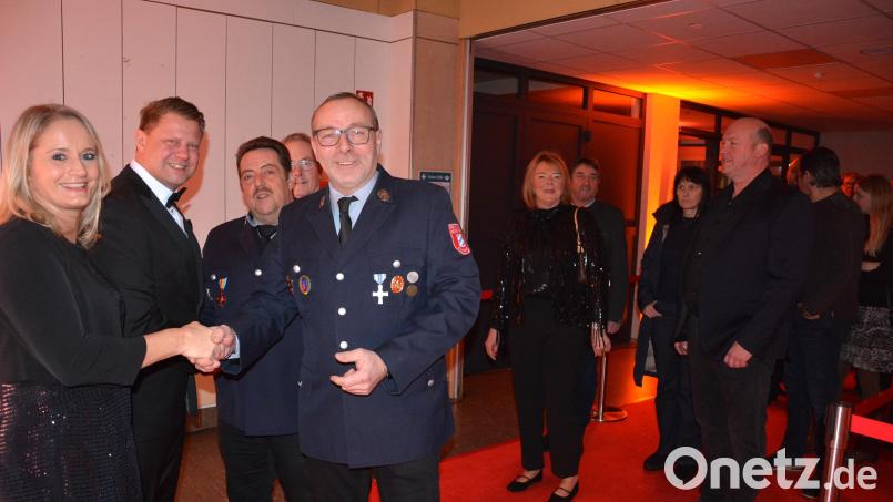 Bürgermeister Stefan Grillmeier (Zweiter von links) begrüßt zusammen mit Gattin Andrea alle Gäste per Handschlag. Bild: jr
