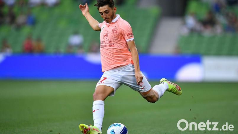 Der schwule Fußballer Josh Cavallo erhebt schwere Vorwürfe gegen Ex-Club Adelaide United. (Archivbild) Bild: JOEL CARRETT/AAP/AP/dpa