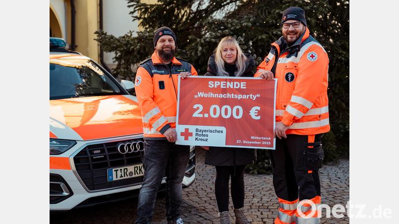 2000 Euro überreichte Ilona Gruber an die BRK-Bereitschaft Mitterteich. Bild: Katharina Eckstein