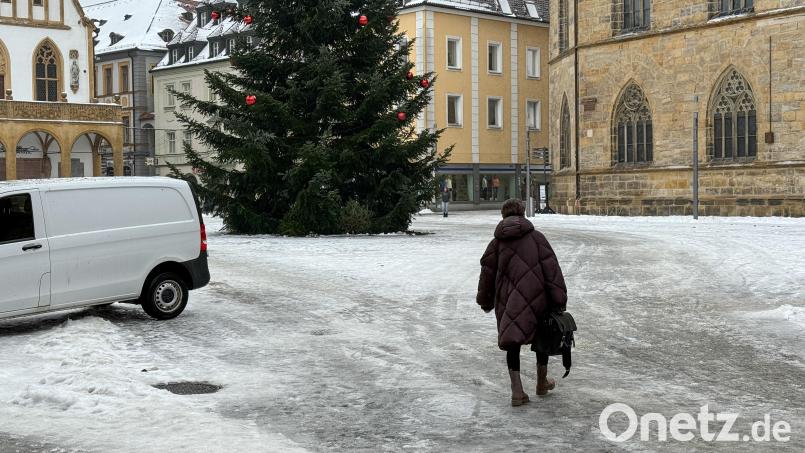 Dienstagvormittag auf dem Amberger Marktplatz: Wenig los, wer nicht unbedingt unterwegs sein musste, blieb lieber zu Hause. Bild: Petra Hartl