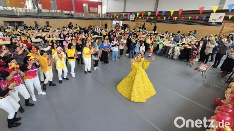 "Pit senior - Viva Santo Nino" erschallte es unzähige Mal bei der Sinulog-Polonaise durch die Halle, angeführt von den Augsburger Philippinen (in gelben T-Shirts) Bild: whü