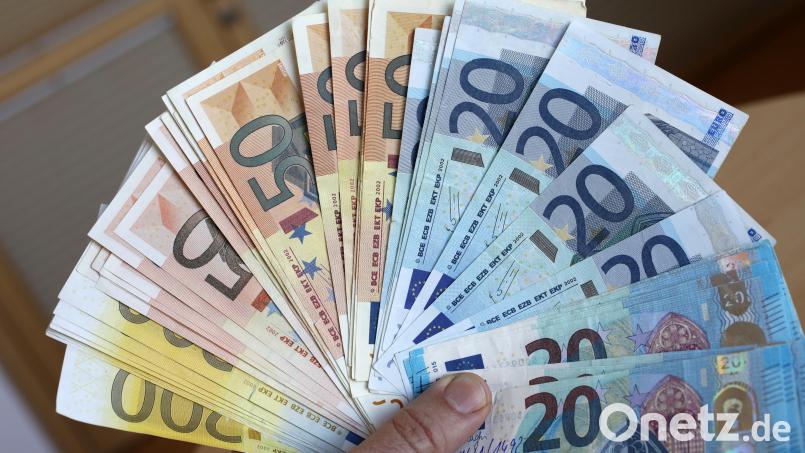 Bei einer Verkehrskontrolle in Roding wird Falschgeld bei einem 51-jährigen Mann entdeckt. Die Kriminalpolizei Regensburg ermittelt. Symbolbild: Bernd Wüstneck