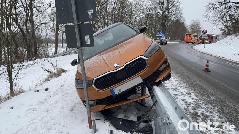Der verunfallte PKW auf der Leitplanke Symbolbild: PI Regenstauf/ts
