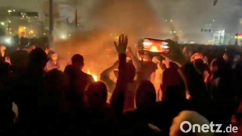 Die Proteste im Iran dauern mittlerweile mehr als zwei Wochen - können sie die Staatsführung wirklich stürzen? (Archivbild) Bild: Uncredited/VALIDATED UGC/AP/dpa