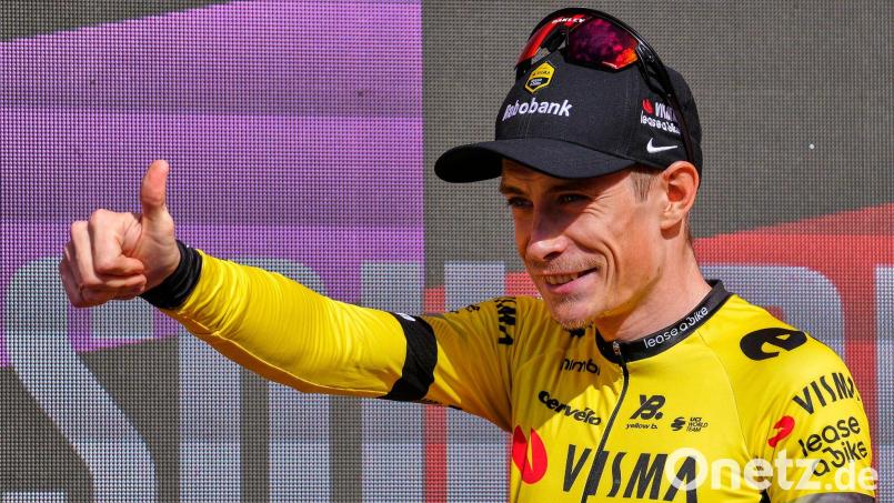 Daumen hoch für die Premiere: Jonas Vingegaard fährt erstmals den Giro d'Italia. (Archivbild) Bild: Miguel Oses/AP/dpa