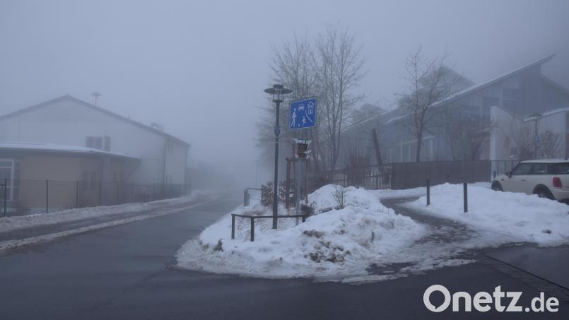Das Kinderhaus (rechts) und das Schulgebäude (links) sollen künftig von einer gemeinsamens Heizzentrale profitieren. Bild: fz