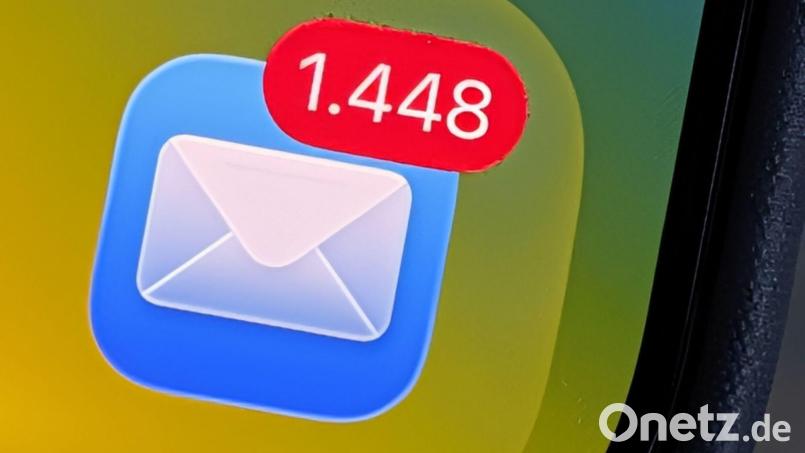 Nach einer Bitkom-Studie landen im Durchschnitt täglich 53 Mails in geschäftlichen Mail-Postfächern. Bild: Christoph Dernbach/dpa