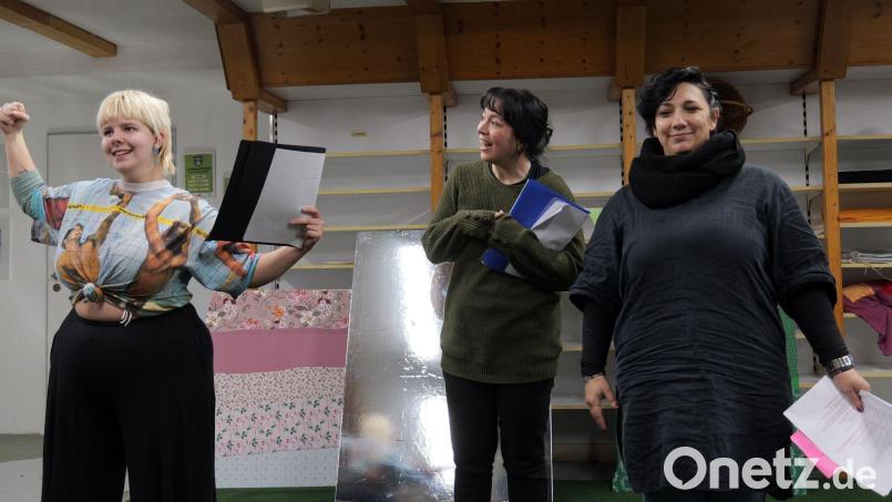 Eindrücke von einer der ersten Proben des Stücks mit Paula Klepser (von links), Rita Heindl und Daniela Stanilewicz. Bild: Florian Wein/Ovigo-Theater/exb