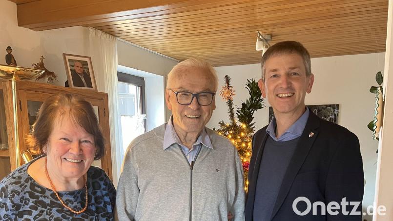 Jubilar Martin Feigl (Mitte) mit Lebensgefährtin Uschi freut sich über die Glückwünsche von Bürgermeister Albert Geitner. Bild: Kießling