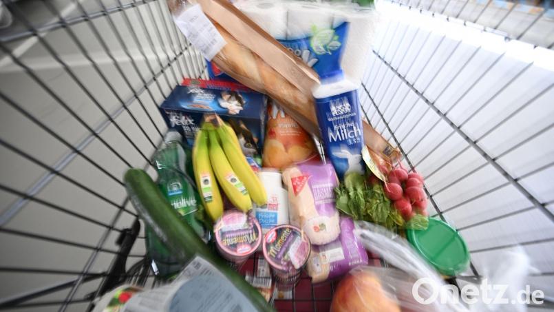 Lebensmittel sind laut Statistischem Bundesamt seit 2020 im Schnitt mehr als 35 Prozent teurer geworden. (Symbolbild) Bild: Bernd Weißbrod/dpa