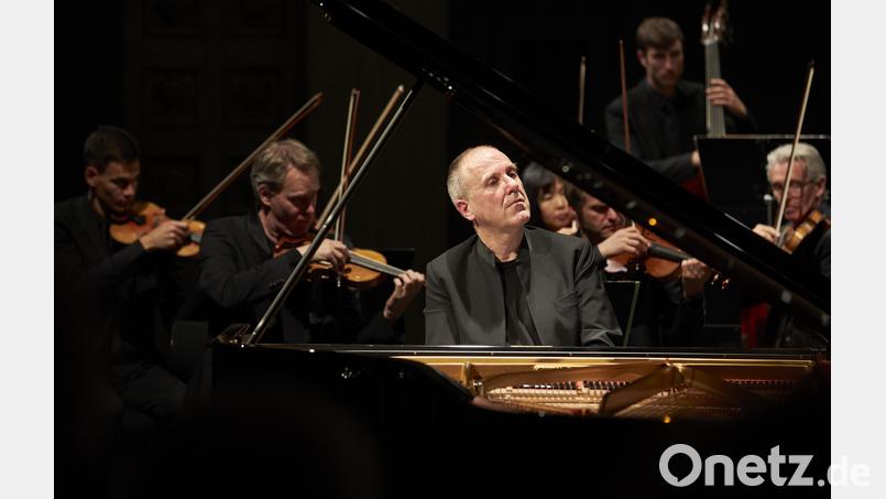 Pianist Alexander Lonquich und das Münchener Kammerorchester mit Konzertmeister Daniel Giglberger starten das Beethoven-Großprojekt der Weidener Meisterkonzerte. Bild: Florian Ganslmeier/exb