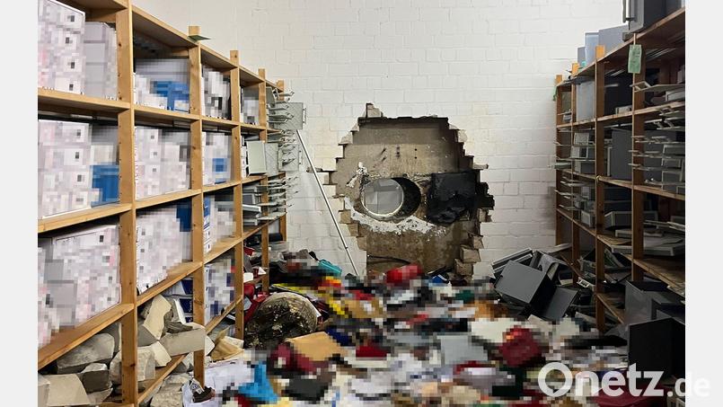 Durch ein großes Loch in der Wand waren die Täter in den Tresorraum gelangt. (Archivbild) Bild: -/Polizei Gelsenkirchen/dpa