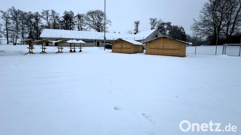 Die Kunsteisbahn wird am Tag der Eröffnung, Donnerstag, 15.Januar, aufgebaut. Bis dahin ist dann auch der Platz geräumt. Für die Gastronomie haben Bauhofmitarbeiter die Wintergarten-Buden im Sport- und Freizeitzentrum aufgestellt. Bild: Nina Lang