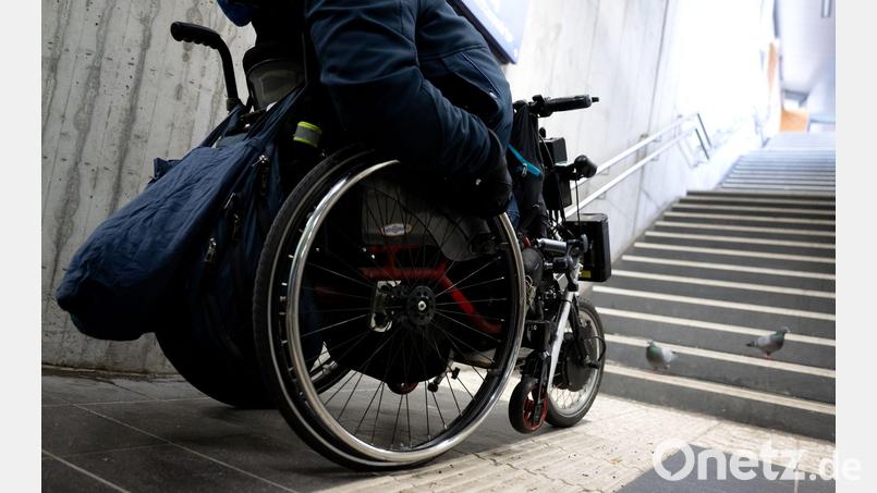 Fast die Hälfte der Bahnhöfe in Bayern ist nicht barrierefrei. (Symbolbild) Bild: Sven Hoppe/dpa
