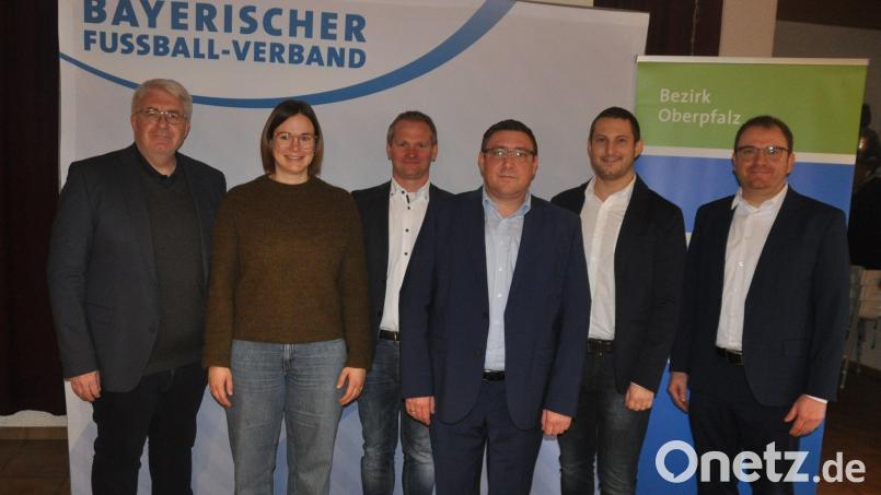 Markus Weigert (Dritter von rechts) steht weiterhin an der Spitze des Bezirksschiedsrichterausschusses, dem auch Roman Solter (Dritter von links) und Philipp Götz (Zweiter von rechts) angehören. Lisa Schmidl (Zweite von links) bleibt Bezirks-Vertrauensschiedsrichterin. BFV-Bezirksvorsitzender Thomas Graml (links) und Michael Völk (rechts) vom Verbandsschiedsrichterausschuss gratulierten. Bild: Allacher