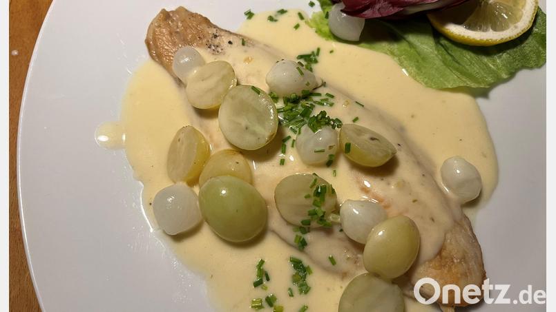 Die Fischfilets ziehen in einem Sud gar. OWZ-Küchenchef Michael Schiffer serviert sie mit einer Traubensoße. Bild: Michael Schiffer