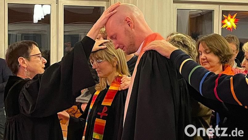 Auch die Gemeindemitglieder und Gäste waren eingeladen, gemeinsam mit Dekanin Ulrike Dittmer (links) Theresa und Johannes für ihren Dienst auf Lebenszeit zu segnen. Bild: Susanne Schwab