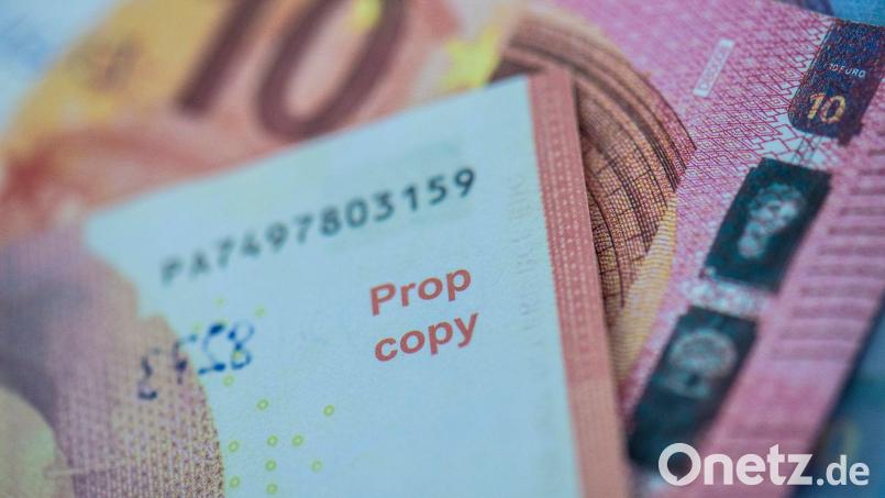 In der Umhängetasche des Mannes fand die Polizei zwei Bündel mit 20-Euro-Scheinen im Gesamtwert von 3.400 Euro. (Symbolbild) Bild: Boris Roessler/dpa