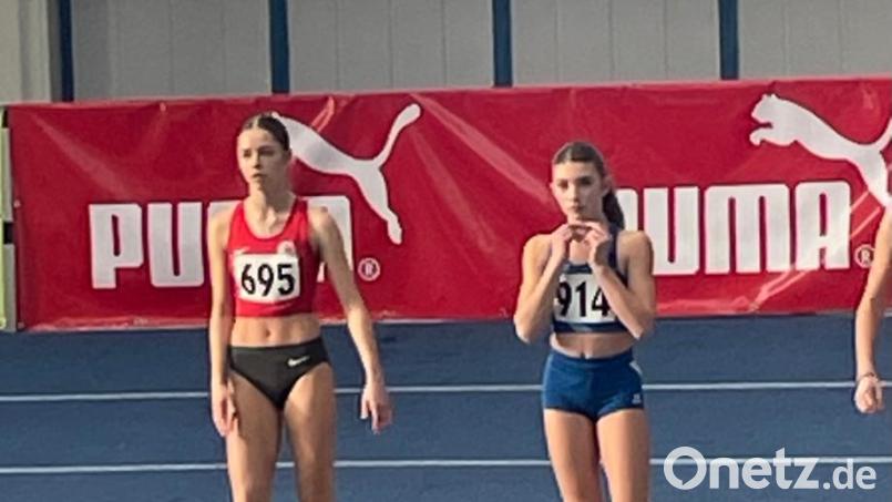 Emma Scharf (links) und Valentina Ascherl am Start über 60 Meter. Bild: Sabine Schnurrer