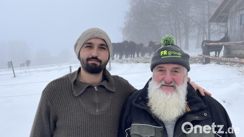 Michael und Günter Schultes halten Rotes Höhenvieh auf den Weiden in Voitsberg, einem Ortsteil von Tännesberg. Sie haben 30 Tiere. Bild: Paulina Schmidt