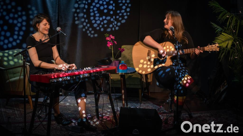 2 Stimmen, 3 Zungen, 6 Saiten, 88 Tasten: das Duo Fischer und Rabe kommt für ein Konzert ins Schmidt-Haus. Bild: Arne Marenda/exb