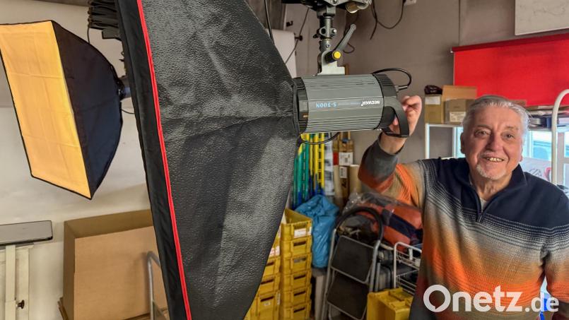 Hier war er in seinem Element: 44 Jahre lang lichtete Hans Neuber im Fotostudio in der Neustadt unzählige Menschen ab. Bild: Wolfgang Steinbacher