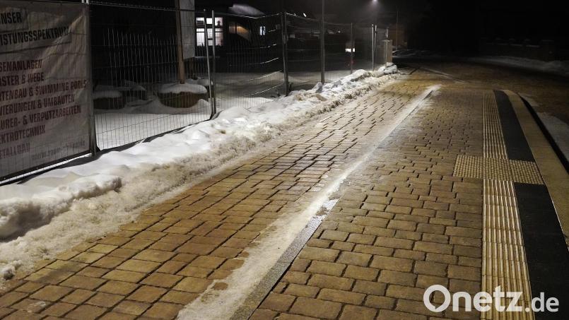 Die barrierefreie Bushaltestelle in der Parksteiner Straße ist fertig, die Arbeiten am Mehrgenerationentreffpunkt am Schwarzenbach ruhen witterungsbedingt jedoch. Bild: jma