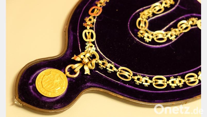 Die Amtskette des Amberger Oberbürgermeisters. Nur zu besonderen Anlässen, wie der Neujahrsempfang am Freitag, 16. Januar, einer ist, legt Michael Cerny dieses Schmuckstück an. Bild: Sibylle Sandner/Stadt Amberg