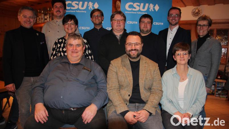 Die Kandidaten der CSU Falkenberg für die Marktratswahl. Sitzend von links: Hubert Schedl, Matthias Grundler und Maria Haberkorn. Stehend von links MdL Tobias Reiß, Florian Zrenner (Ersatzkandidat), Alexandra Hasenfürter, Josef Schmid jun., Gerhard Fichtner, Roland Lindner, Wahlleiter Adrian Käß und Krummennaabs Bürgermeisterin Marion Höcht. Bild: kro