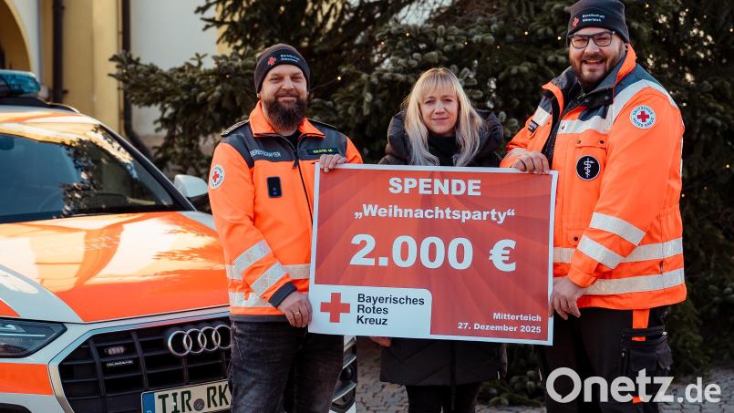 2000 Euro überreichte Ilona Gruber an die BRK-Bereitschaft Mitterteich. Bild: Katharina Eckstein