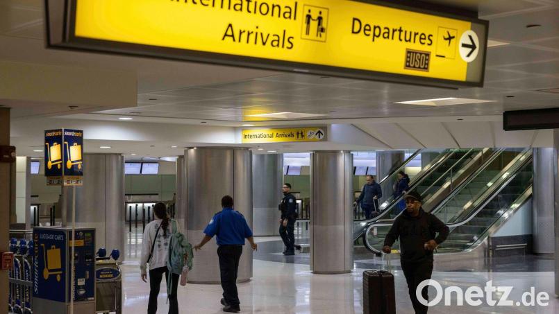 Die USA setzen bestimmte Visaverfahren für 75 Länder aus. (Archivbild) Bild: Yuki Iwamura/FR171758 AP/dpa