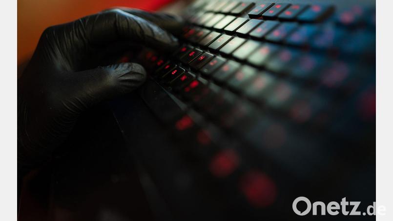 In einer konzertierten Aktion haben Strafverfolgungsbehörden und Microsoft einen globalen Cyberkriminalitätsdienst zerschlagen. (Symbolbild) Bild: Nicolas Armer/dpa