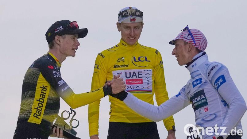 Das Tour-Podium des vergangenen Jahres: Sieger Tadej Pogacar (M), der Zweite Jonas Vingegaard und der deutsche Dritte Florian Lipowitz (r). Bild: Mosa'ab Elshamy/AP/dpa