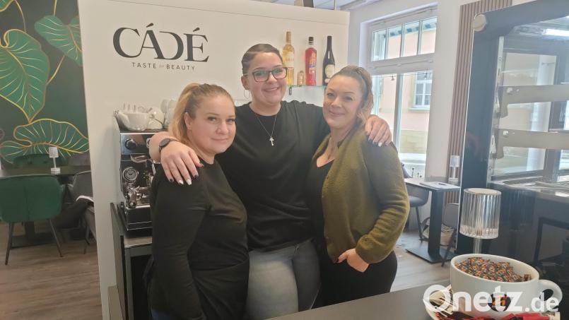 Von links: Carolina Knoblauch, Jennifer Moody und Despina Tsamaslidou freuen sich auf Kundschaft. Im Januar eröffnete ihr Café "Cade" am Karlsplatz in Eschenbach. Bild: ald