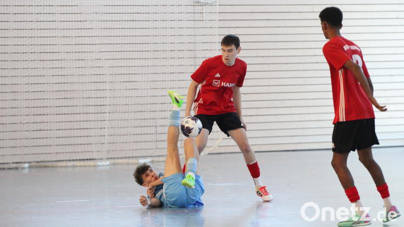 In der Vorrunde traf die SG Tirschenreuth um Simon Waller (links) auf die JFG Stiftland und konnte sich mit 1:0 durchsetzen und dadurch den Einzug ins Halbfinale perfekt machen. Bild: Maik Schneider