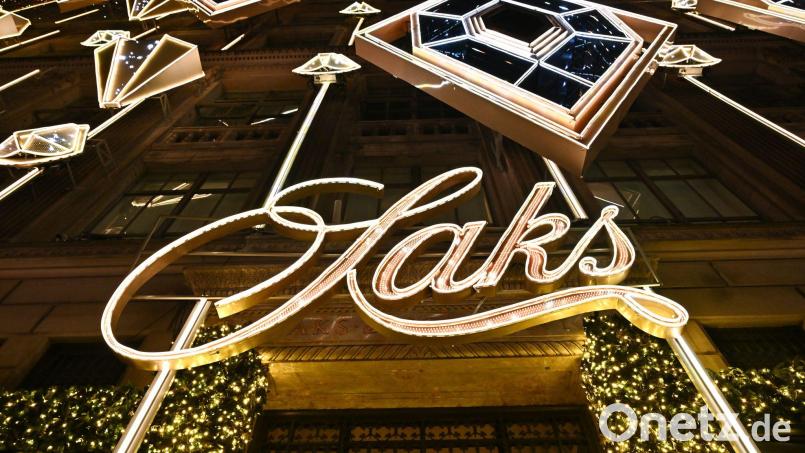 Saks Global entstand 2024 aus der Fusion der US-Luxuskaufhausketten Saks Fifth Avenue und Neiman Marcus. (Archivbild) Bild: Evan Agostini/Invision/AP/dpa