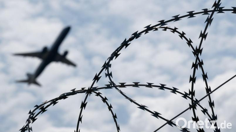 Ein 36 Jahre alter, verurteilter Afghane ist von München aus in sein Herkunftsland abgeschoben worden. (Symbolbild) Bild: Sebastian Gollnow/dpa