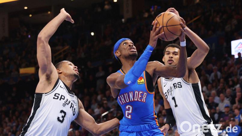 Oklahomas Shai Gilgeous-Alexander (M) erzielte 34 Punkte gegen die Spurs. Bild: Nate Billings/AP/dpa