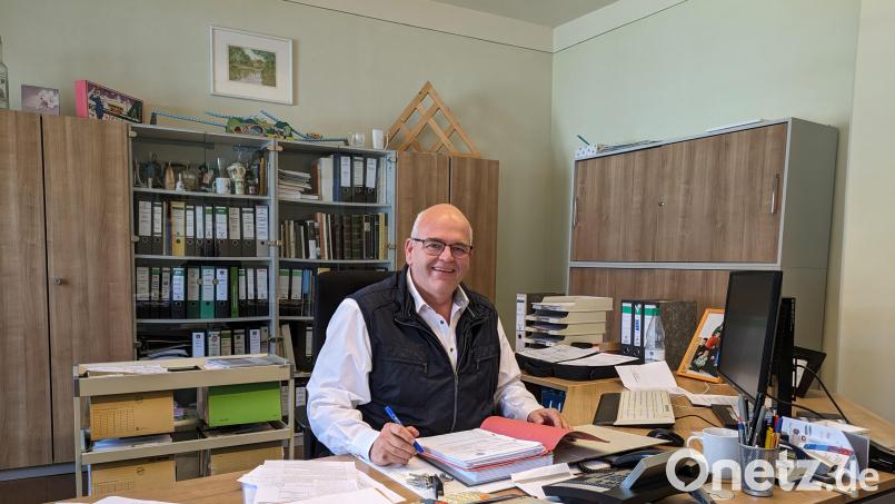 Bürgermeister Klaus Meyer an seinem Schreibtisch im Rathaus in Bad Neualbenreuth. Bild: pz