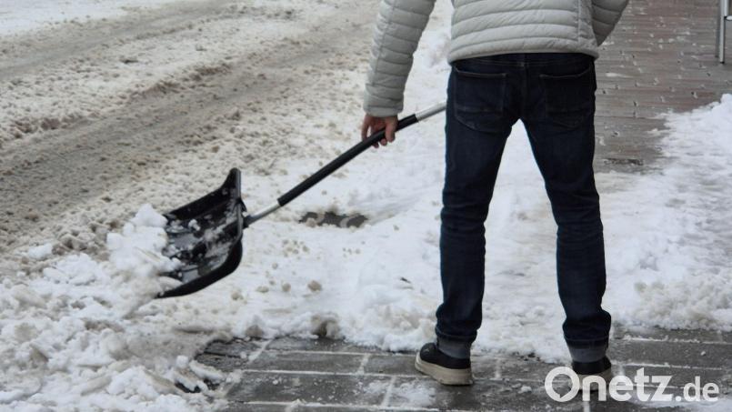 Für viele lästig, aber im Winter Bürgerpflicht: Schneeräumen auf dem Gehweg vor der eigenen Haustür. Symbolbild: Hösamer
