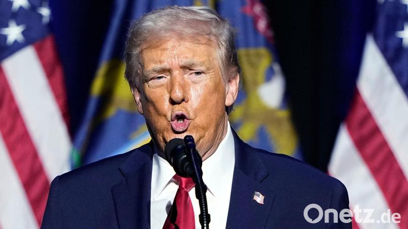 Auch um obszöne Gesten nicht verlegen: Auf unrühmliche Beschimpfungen reagiert der US-Präsident schon auch mal mit dem Mittelfinger. Bild: Ryan Sun/AP/dpa