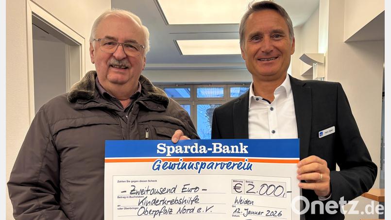 2.000 Euro für die Kinderkrebshilfe Oberpfalz Nord e.V.: Patrick Ziegeler (rechts) übergibt den Spendenscheck an Herbert Putzer (links). Bild: Sparda-Bank Ostbayern eG/Gerd Baumann